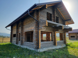 იყიდება 8 ოთახიანი აგარაკი დუშეთის მუნიციპალიტეტში